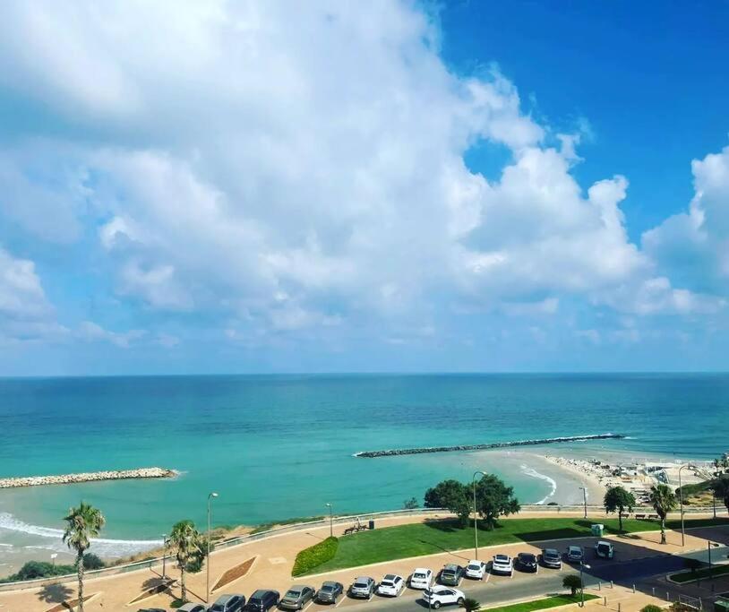 Beautiful 2-Bedroom Sea-View Apartment Netanya Exterior photo