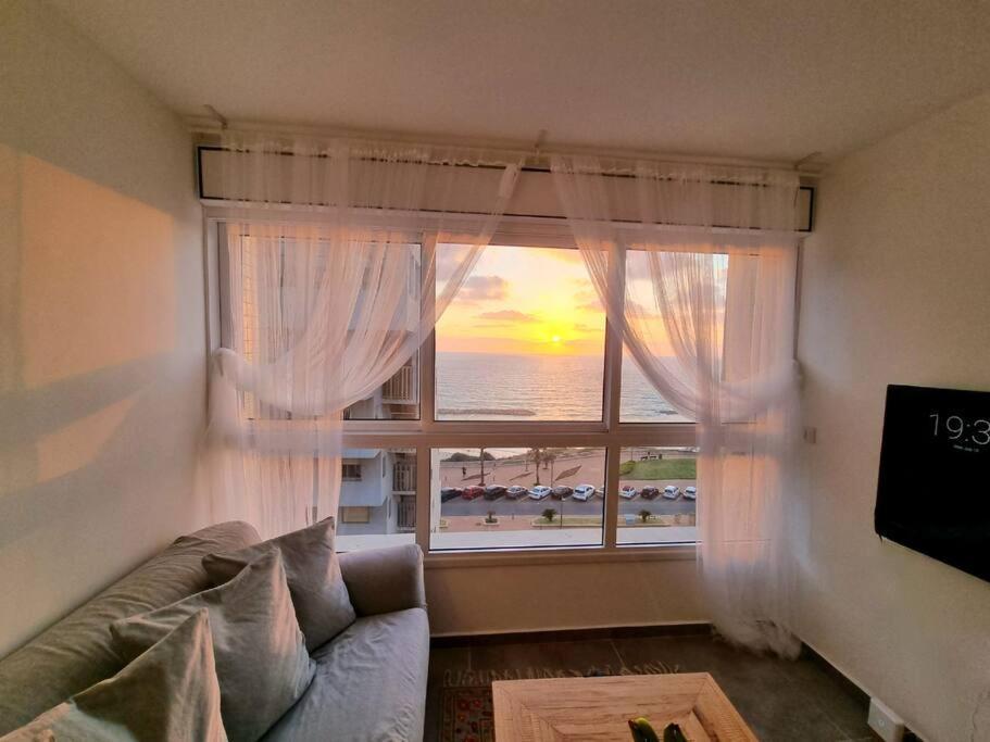 Beautiful 2-Bedroom Sea-View Apartment Netanya Exterior photo